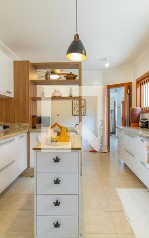 Casa à venda com 385m², 3 quartos e 4 vagas Casa à venda com 385m², 3 quartos e 4 vagasCozinha