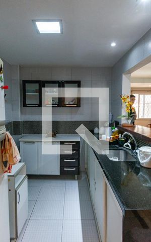 Casa à venda com 329m², 5 quartos e 4 vagas Casa à venda com 329m², 5 quartos e 4 vagasCozinha 1