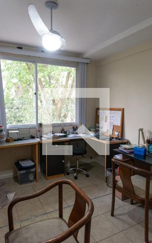 Casa à venda com 329m², 5 quartos e 4 vagas Casa à venda com 329m², 5 quartos e 4 vagasQuarto 5