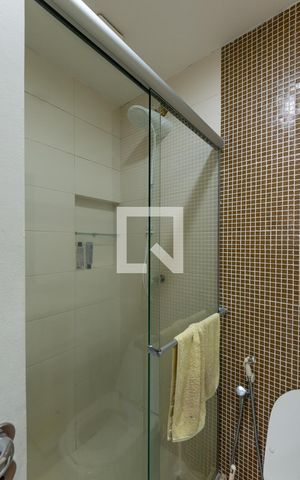 Casa à venda com 329m², 5 quartos e 4 vagas Casa à venda com 329m², 5 quartos e 4 vagasBanheiro da Suíte 1