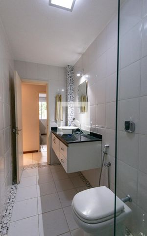 Casa à venda com 329m², 5 quartos e 4 vagas Casa à venda com 329m², 5 quartos e 4 vagasBanheiro 2