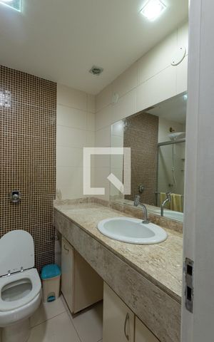Casa à venda com 329m², 5 quartos e 4 vagas Casa à venda com 329m², 5 quartos e 4 vagasBanheiro da Suíte 1