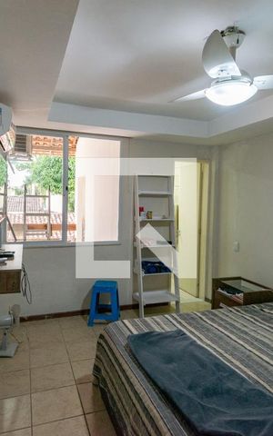Casa à venda com 329m², 5 quartos e 4 vagas Casa à venda com 329m², 5 quartos e 4 vagasQuarto 4 - Suíte