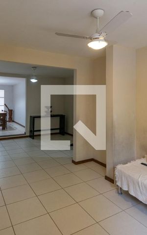 Casa à venda com 329m², 5 quartos e 4 vagas Casa à venda com 329m², 5 quartos e 4 vagasSala 2