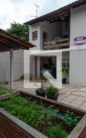 Casa à venda com 329m², 5 quartos e 4 vagas Casa à venda com 329m², 5 quartos e 4 vagasQuintal