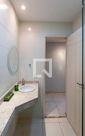 Casa à venda com 329m², 5 quartos e 4 vagas Casa à venda com 329m², 5 quartos e 4 vagasBanheiro 1