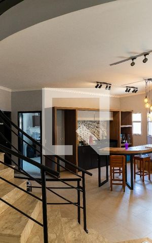 Casa à venda com 640m², 5 quartos e 4 vagas Casa à venda com 640m², 5 quartos e 4 vagasSala