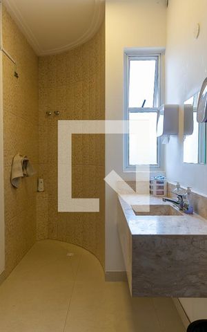 Casa à venda com 640m², 5 quartos e 4 vagas Casa à venda com 640m², 5 quartos e 4 vagasBanheiro do Suíte 1
