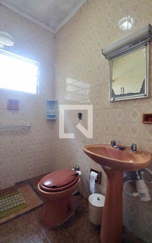 Casa à venda com 340m², 3 quartos e 4 vagasCasa 1 - Banheiro Social