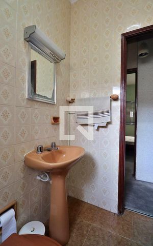 Casa à venda com 340m², 3 quartos e 4 vagasCasa 1 - Banheiro Social