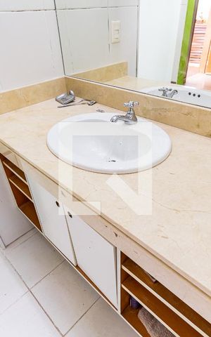 Casa à venda com 400m², 5 quartos e 2 vagas Casa à venda com 400m², 5 quartos e 2 vagasBanheiro da Suíte de Serviço