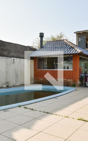 Casa à venda com 300m², 3 quartos e 2 vagas Casa à venda com 300m², 3 quartos e 2 vagasPiscina