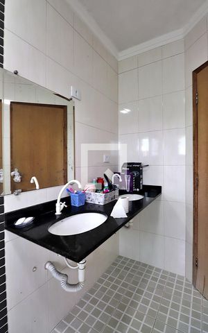 Casa à venda com 250m², 3 quartos e 6 vagasSuíte 1 - Banheiro