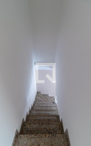 Casa de condomínio à venda com 120m², 3 quartos e 2 vagasEscada