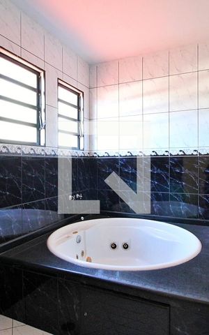 Casa à venda com 320m², 5 quartos e 10 vagasBanheiro da Suíte