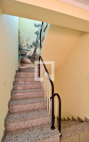 Casa à venda com 320m², 5 quartos e 10 vagasEscada