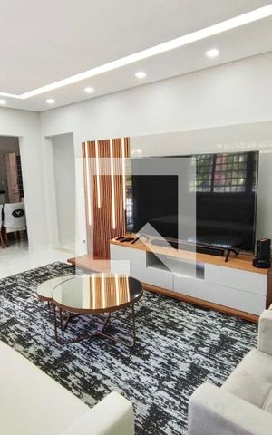 Casa à venda com 350m², 3 quartos e 4 vagas Casa à venda com 350m², 3 quartos e 4 vagasSala
