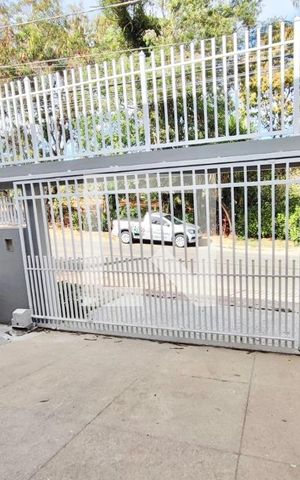 Casa à venda com 350m², 3 quartos e 4 vagas Casa à venda com 350m², 3 quartos e 4 vagasVista da Rua