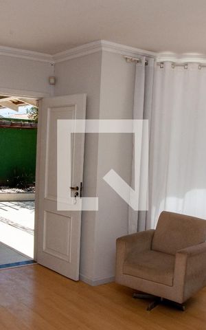 Casa para alugar com 650m², 4 quartos e 6 vagas Casa para alugar com 650m², 4 quartos e 6 vagasSala