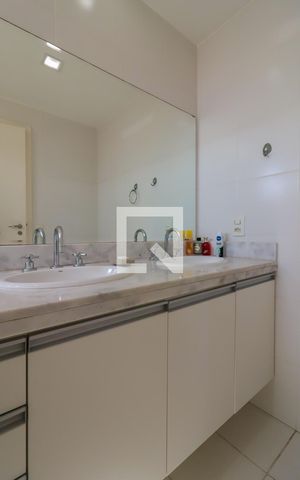 Apartamento à venda com 194m², 4 quartos e 3 vagas Apartamento à venda com 194m², 4 quartos e 3 vagasBanheiro da Suíte 1