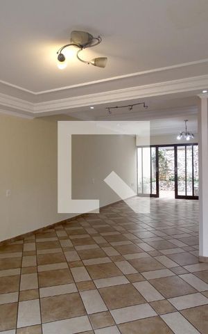 Casa para alugar com 300m², 3 quartos e 3 vagasSala