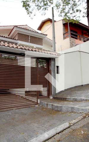 Casa para alugar com 300m², 3 quartos e 3 vagasFachada