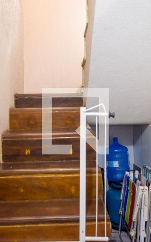 Casa à venda com 140m², 2 quartos e 2 vagasEscada