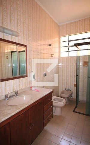 Casa à venda com 240m², 4 quartos e 4 vagasBanheiro