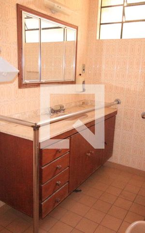 Casa à venda com 240m², 4 quartos e 4 vagasBanheiro 2