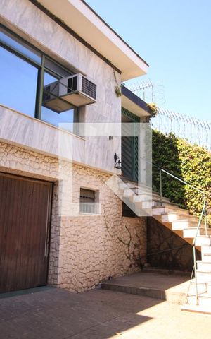 Casa à venda com 240m², 4 quartos e 4 vagasFachada