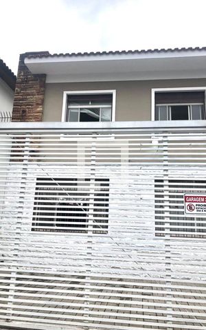 Casa para alugar com 300m², 3 quartos e 8 vagasFachada