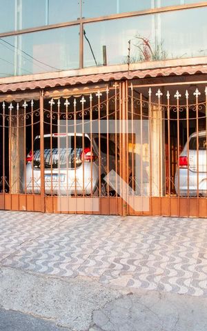 Casa à venda com 300m², 5 quartos e 3 vagas Casa à venda com 300m², 5 quartos e 3 vagasFachada
