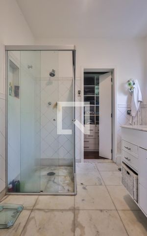 Casa à venda com 380m², 4 quartos e 3 vagasBanheiro da Suíte 4
