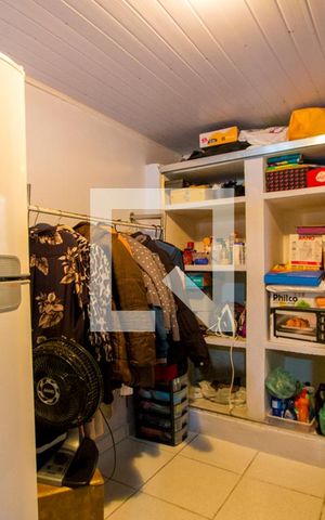 Casa à venda com 400m², 2 quartos e 2 vagas Casa à venda com 400m², 2 quartos e 2 vagasCloset do quarto 2