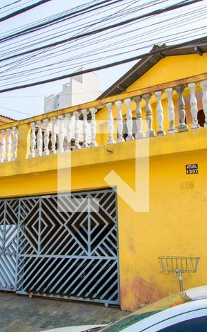 Casa à venda com 400m², 2 quartos e 2 vagas Casa à venda com 400m², 2 quartos e 2 vagasFachada