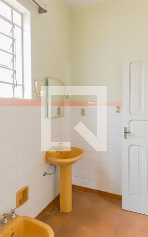 Casa à venda com 400m², 4 quartos e 2 vagas Casa à venda com 400m², 4 quartos e 2 vagasBanheiro 1
