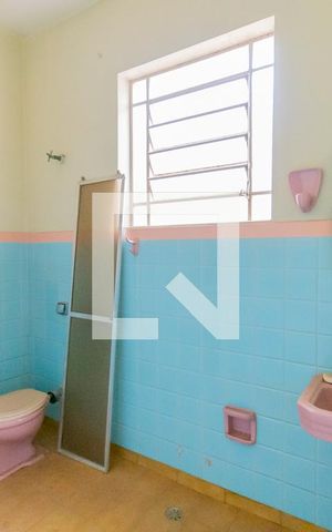 Casa à venda com 400m², 4 quartos e 2 vagas Casa à venda com 400m², 4 quartos e 2 vagasBanheiro 2