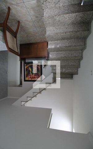Casa para alugar com 163m², 3 quartos e 4 vagasEscada