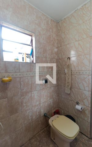 Casa de condomínio à venda com 285m², 4 quartos e 5 vagas Casa de condomínio à venda com 285m², 4 quartos e 5 vagasBanheiro da Suíte 02
