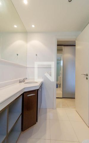Apartamento à venda com 374m², 4 quartos e 6 vagas Apartamento à venda com 374m², 4 quartos e 6 vagasBanheiro da Suíte 3