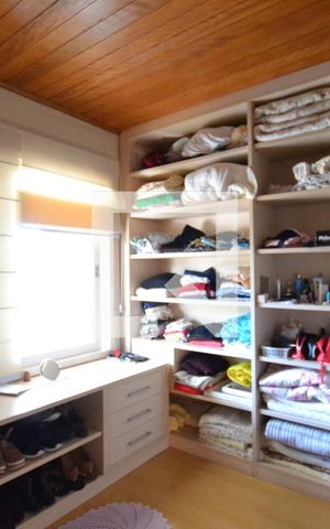 Casa à venda com 287m², 4 quartos e 2 vagasCloset