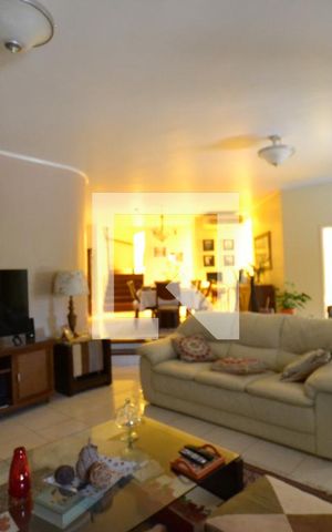 Casa à venda com 287m², 4 quartos e 2 vagasSala