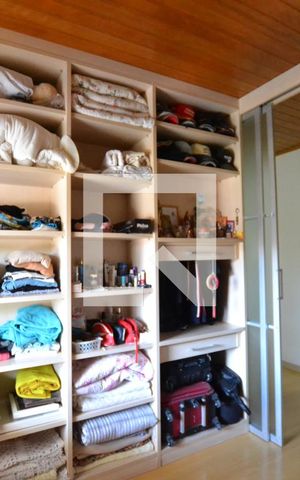 Casa à venda com 287m², 4 quartos e 2 vagasCloset