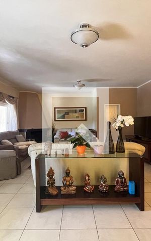 Casa à venda com 287m², 4 quartos e 2 vagasSala