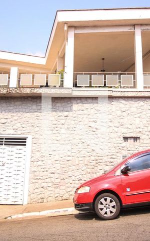 Casa à venda com 340m², 2 quartos e 2 vagasFachada