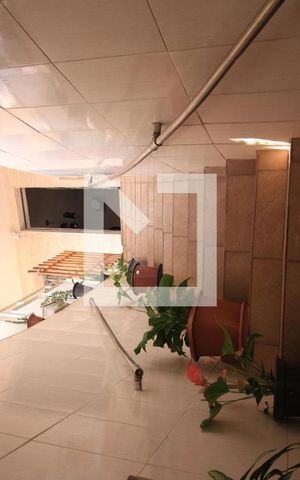 Casa à venda com 340m², 2 quartos e 2 vagasEscada