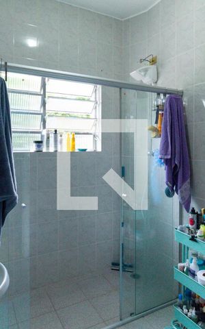 Casa à venda com 217m², 3 quartos e 2 vagas Casa à venda com 217m², 3 quartos e 2 vagasBanheiro