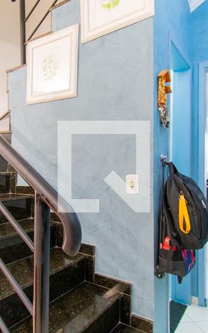 Casa à venda com 80m², 2 quartos e 2 vagas Casa à venda com 80m², 2 quartos e 2 vagasEscada