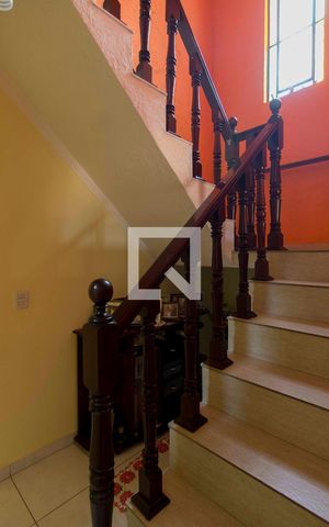 Casa para alugar com 200m², 3 quartos e 3 vagasEscada