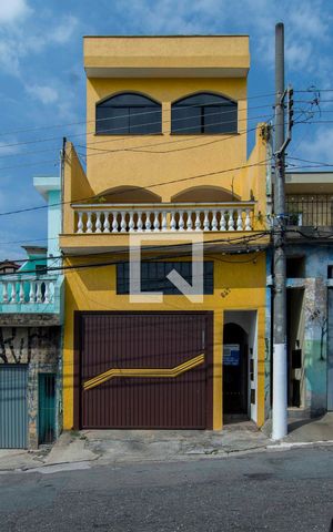 Casa para alugar com 200m², 3 quartos e 3 vagasFachada